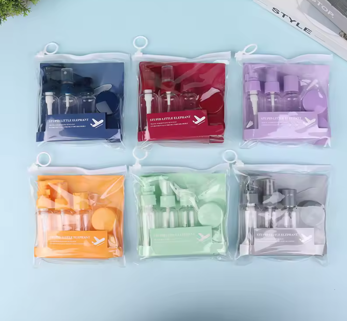 Mucit Home Çantalı Seyahat Seti – Renkli Şeffaf Doldurulabilir Şişe ve Krem Kabı – Uçak ve El Bagajı Uyumlu