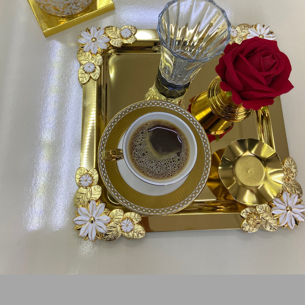 Mucit Home  Kenarları Zambak Motifli Kare Gold Sunum Tepsi